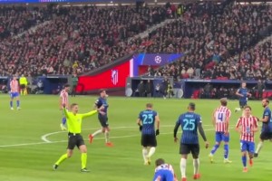 实拍：阿坎吉精准抢断小西蒙尼，后者重重摔倒在地，引发小冲突