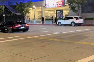 东契奇与独行侠赛后和队友拉拉维亚一起离开球馆！！