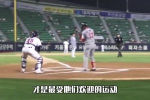 中国男篮大比分落后，队长赵睿在场边面色凝重，一脸无奈