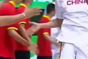 看懵了！字母哥此前中国行指导年轻球员：用你们的脑子去打球！