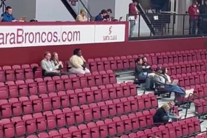 眼光毒辣！普雷斯蒂也到场见证杰威的大学球衣退役仪式！