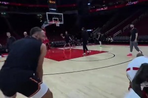 对战老东家火箭！狄龙赛前再现死亡凝视，龙哥太可爱了！