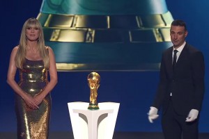 世界杯抽签仪式！卫冕冠军主帅斯卡洛尼亲手归还大力神杯！