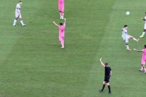 终场哨响后，梅西振臂欢呼，随后和阿连德拥抱在一起！