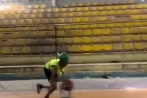 身体素质不错！小黑哥身穿民工装上演一条龙霸气飞扣