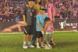 赛后梅西和家人一起与球迷、奖杯合影