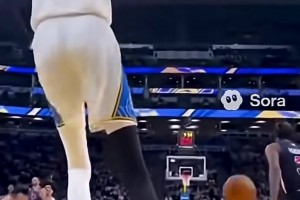 这AI视频在国外火了！要是球场上真有这样的巨人，那还打个屁啊！