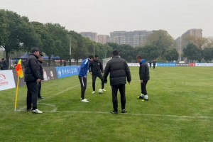 湖北队赛前热身互相传接球，积极准备迎战上海老克勒！