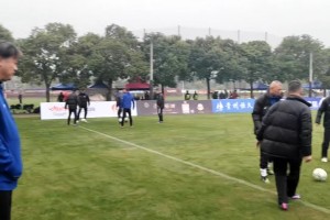 湖北队赛前热身！蔡晟在场边旁观，现场气氛十分轻松~