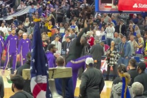 即将41岁的老詹有多能蹦？这弹跳，儿子布朗尼看了都羡慕