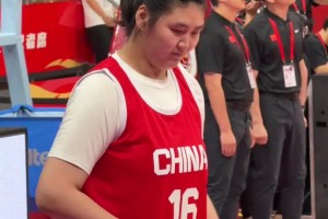 米切尔去看演唱会被粉丝抓到 