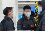 中国男篮上午返回国内，穿着国旗棉服经过仁川机场，赵睿情绪略显低落！