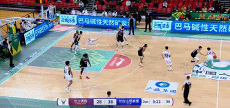 身手全能！摩尔15中7拿到18分8板5助三分5中3&正负值+30