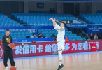 休整好后准备上场！胡明轩参加今晚CBA俱乐部杯比赛赛前训练